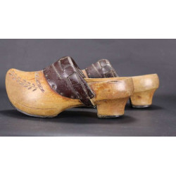 Ancienne Paire de Petits Sabot Régionales d'Enfants