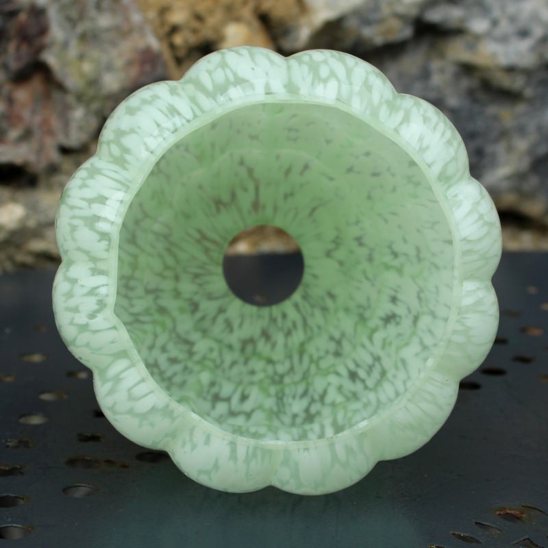 Ancien abat-jour de suspension à collerette en verre opaline coloris m – La Roue du Passé
