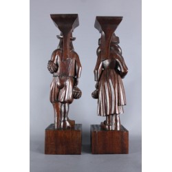 ancienne--paire-de-statue-personnage-bois-sculpté-costume-traditionnel