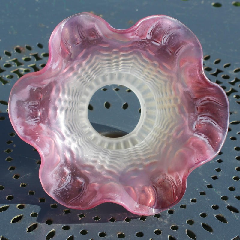 Abat-jour vintage en verre blanc, octogonal à motif de roses roses, vers les années 40. - France