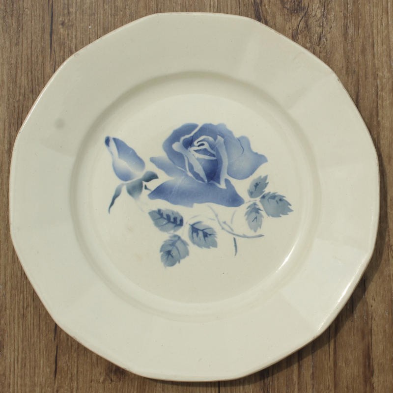 assiette-plate-rose-pochoir-bleu-faïence-Sarreguemines