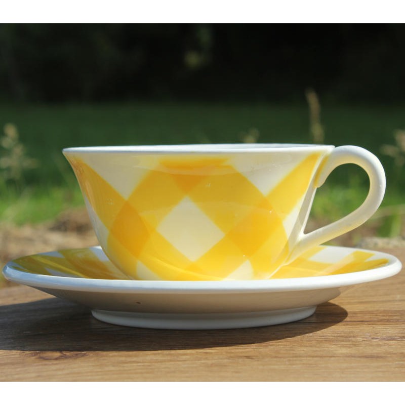 grande-tasse-ancienne-avec-soucoupe-modèle-carreaux-écossais-jaune-et-blanc-Digoin