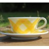 grande-tasse-ancienne-avec-soucoupe-modèle-carreaux-écossais-jaune-et-blanc-Digoin