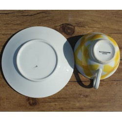 ancienne-grande-tasse-a-the-ou-café-avec-soucoupe
