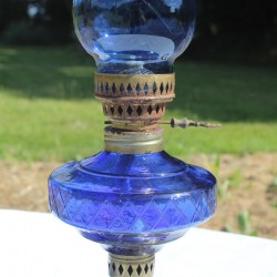 ancienne-lampe-à-pétrole--bleu cobalt