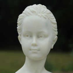 gros plan sur la tête de Louise sculpture en albâtre