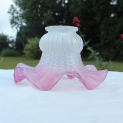 joli volant rose pour cet abat jour tulipe vintage