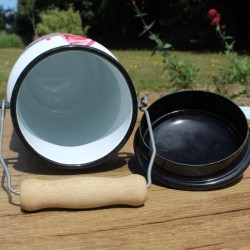 détail du pot à lait au couleur chatoyante