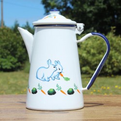 Couple de lapins sur une cafetière émaillée