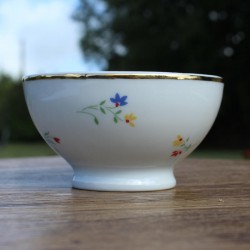 joli bol en porcelaine Apilco au décor de petites fleurs en quinconce