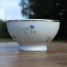 joli bol en porcelaine Apilco au décor de petites fleurs en quinconce
