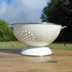 ancienne passoire émaillée des cuisines vintage