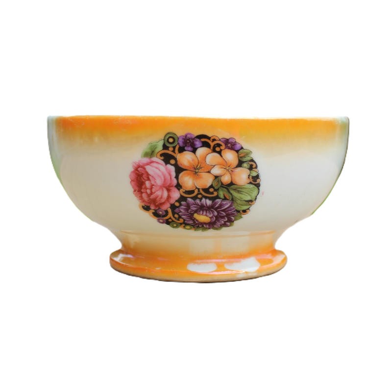 bol en porcelaine décor de fleurs dans un médaillon