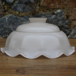 Suspension en verre opaline beige  luminaire vintage