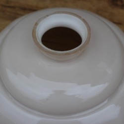 Suspension en verre opaline beige  luminaire vintage