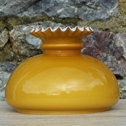 abat jour globe opaline de couleur jaune d'or, diamètre 242 mm pour luminaire vintage