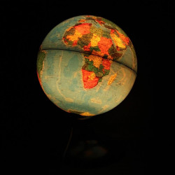 Globe-Terrestre-Lumineux-sur-tresors-du-passe