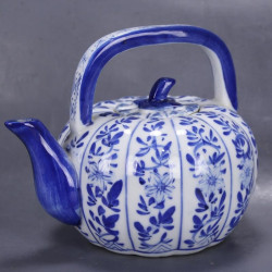 théière-asiatique-bleu-et-blanc