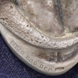 objets-religieux--vierge-marie-en-etain-support-velours