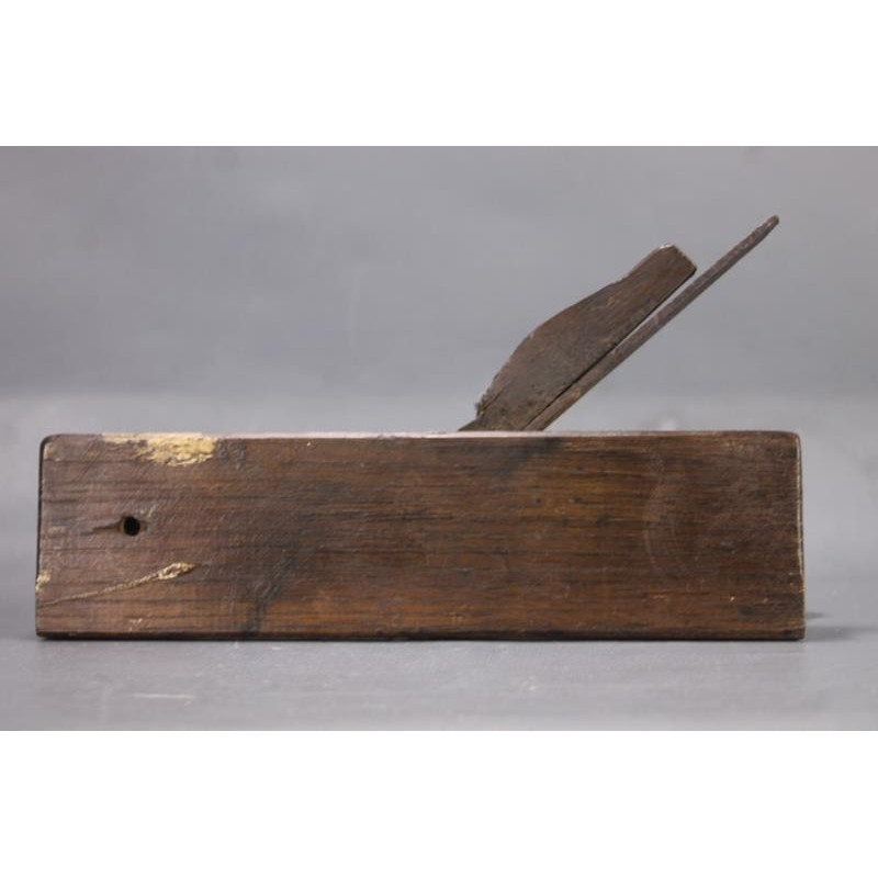 Petit rabot de luthier à semelle ferrée sculpté... - Lot 142