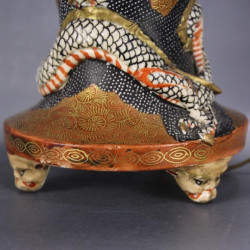 Vase-lampe-tripode-dragon-en-relief
