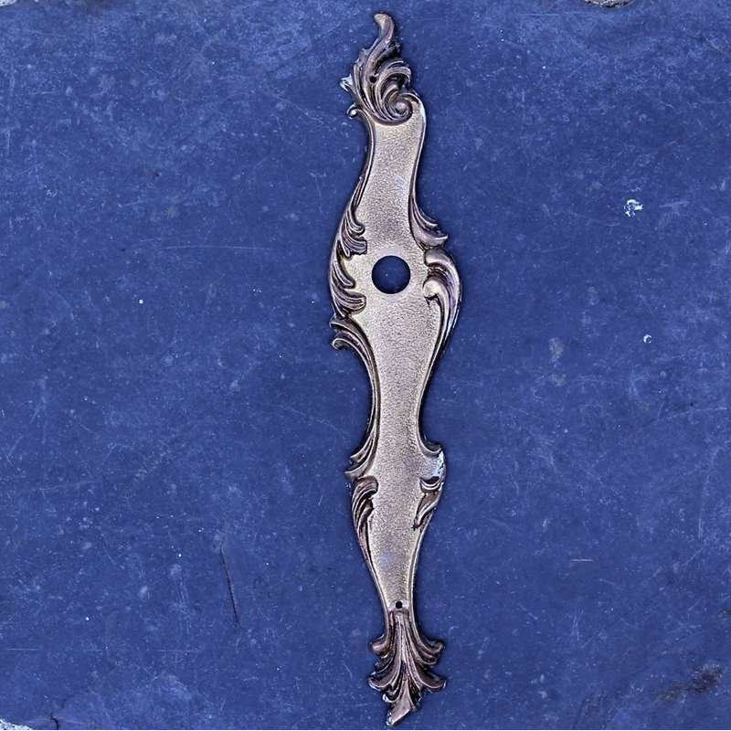 Plaque-de-propreté-ancienne-de-style-Louis-XV-en-bronze