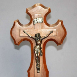 Kruzifix-auf-Holzbasis