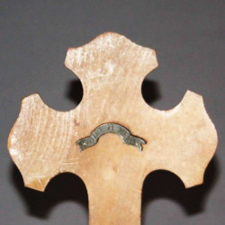 Crucifixo-em-base-em-madeira
